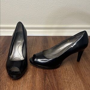 Bandolino Glossy Black Peep-Toe Heels 8M